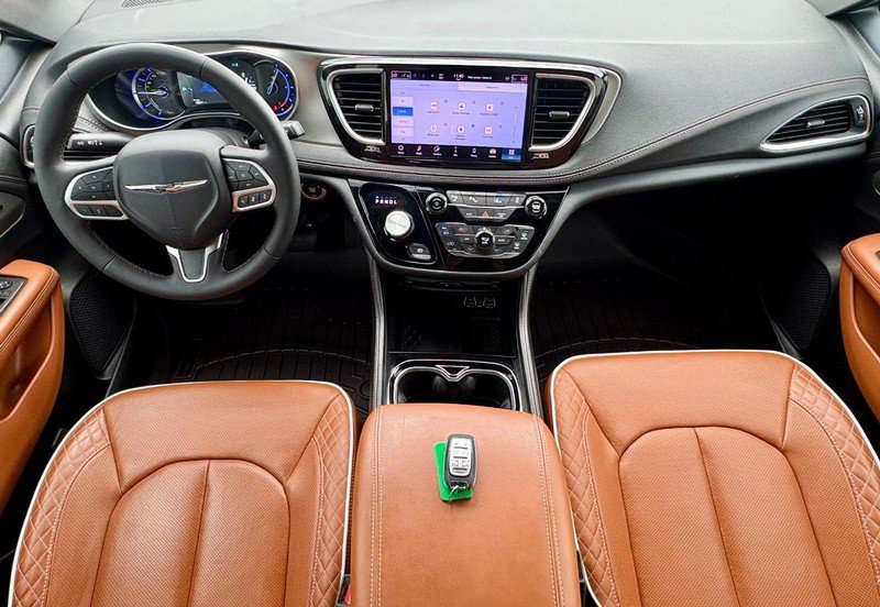 Used 2025 Chrysler Pacifica Pinnacle FWD image 15