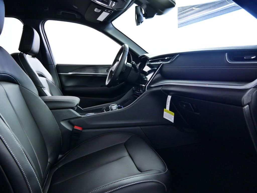 Certified 2024 Jeep Grand Cherokee Limited w/ Black Appearance Package image 24