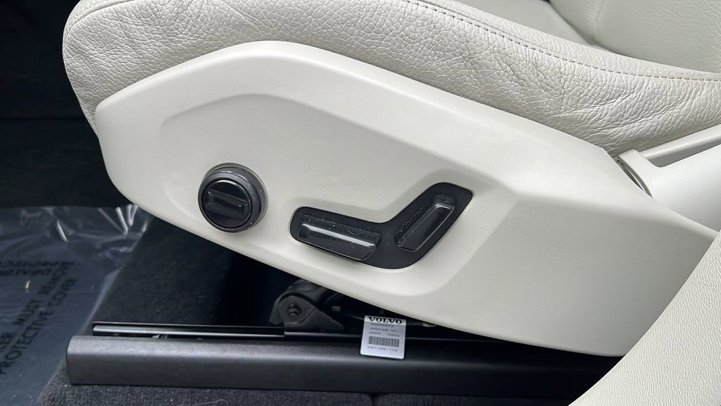 Used 2022 Volvo XC60 B5 Momentum w/ Climate Package image 22