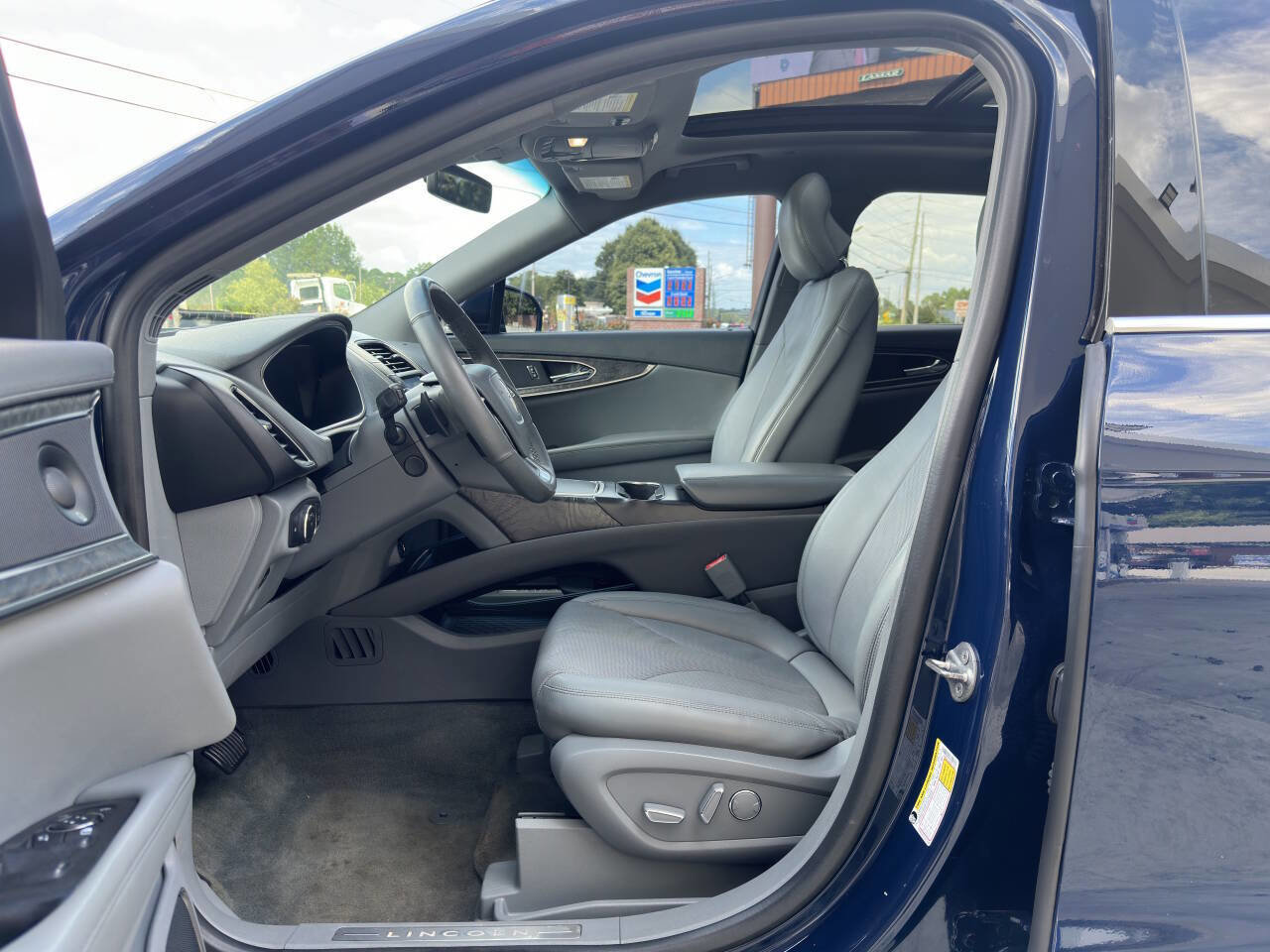 Used 2019 Lincoln Nautilus Reserve image 4