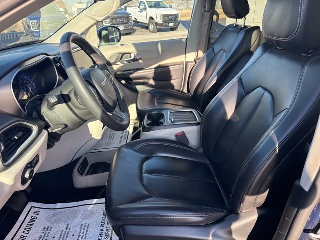 Used 2023 Chrysler Pacifica Touring-L image 9