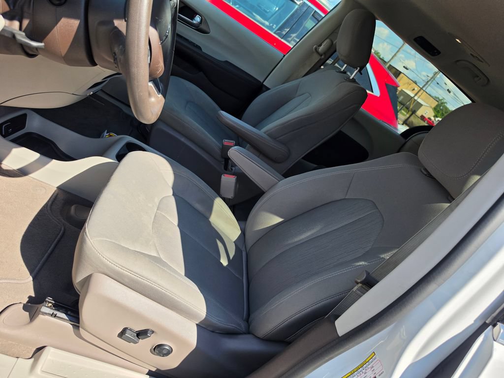 Used 2017 Chrysler Pacifica LX FWD image 6