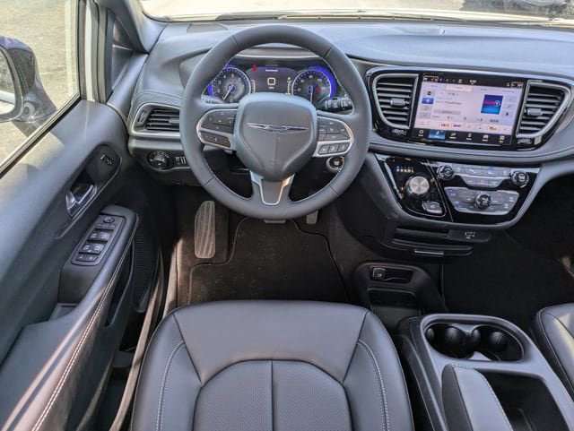 New 2026 Chrysler Pacifica Select FWD image 17