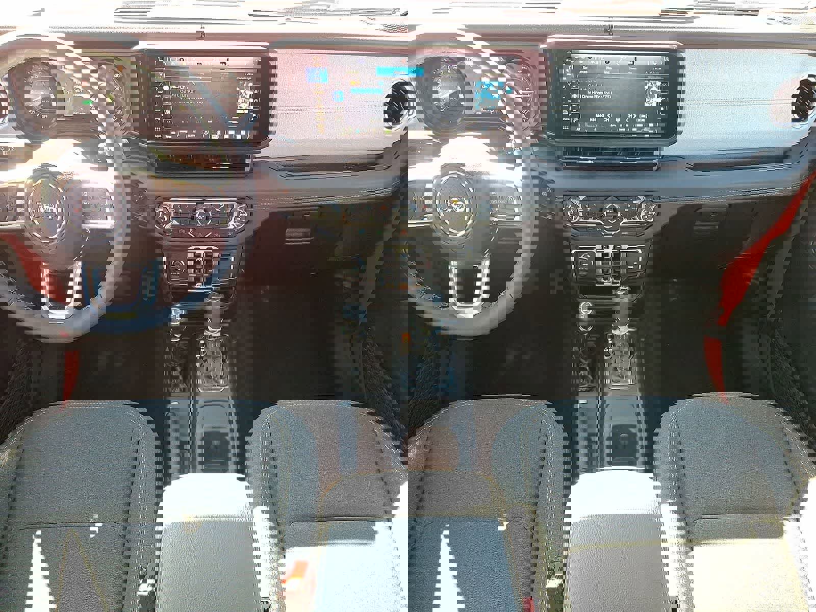 Used 2025 Jeep Wrangler Sahara image 25