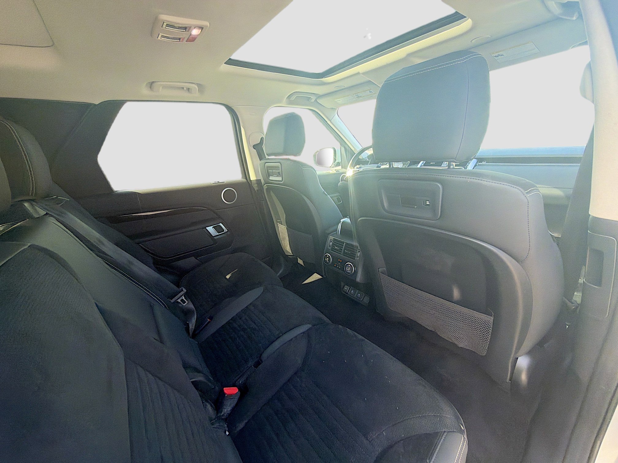 Used 2023 Land Rover Discovery S image 27