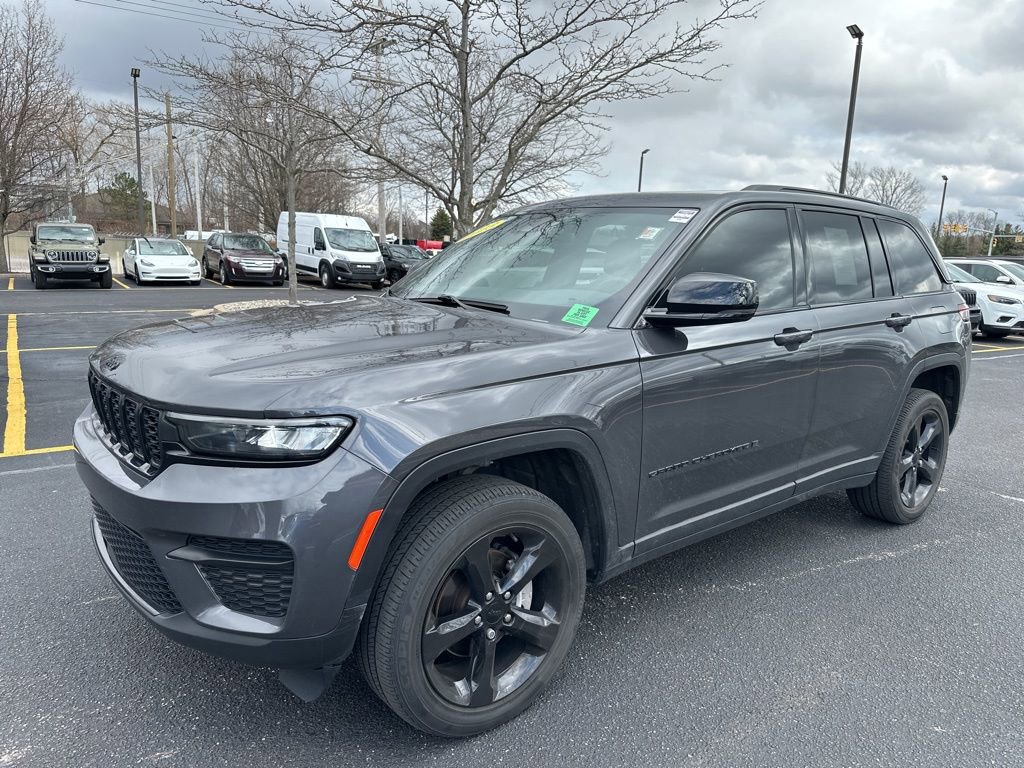 Used 2023 Jeep Grand Cherokee Altitude image 3