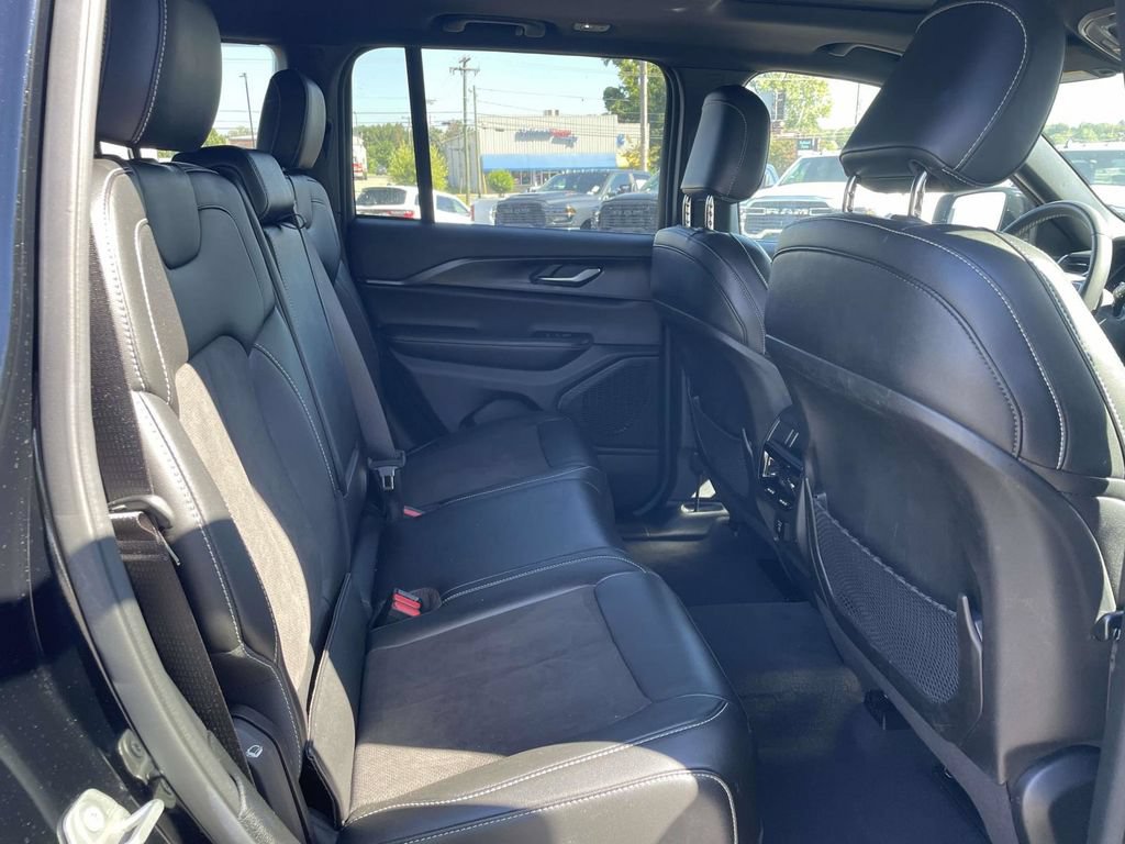 Used 2023 Jeep Grand Cherokee Altitude AWD/4WD image 14