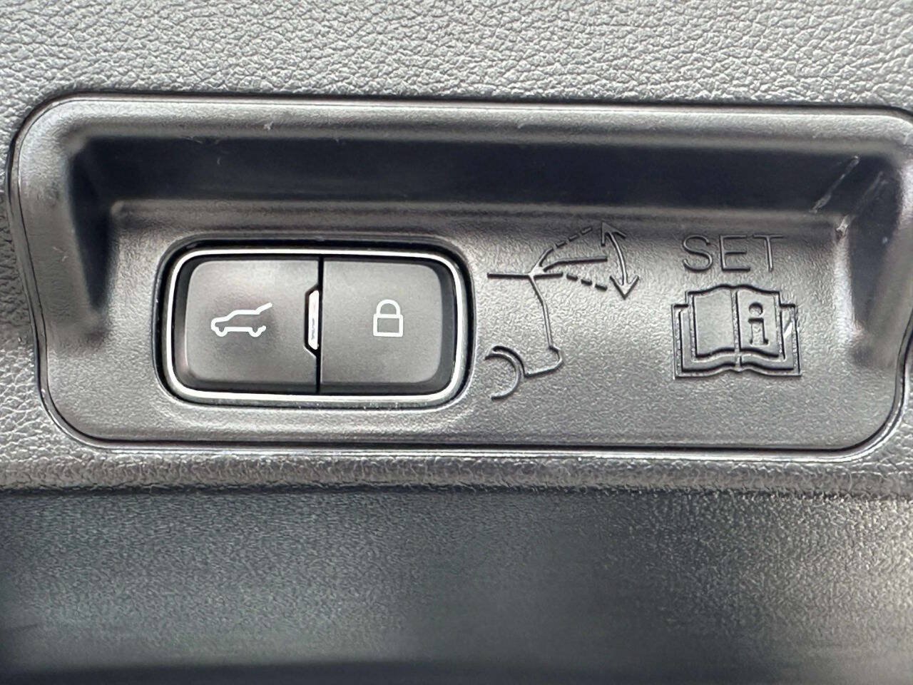 Used 2021 Ford Explorer Limited w/ Equipment Group 301A AWD/4WD image 34