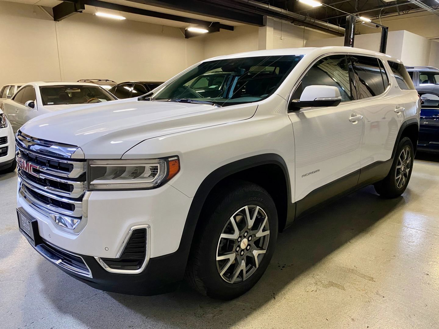 Used 2022 GMC Acadia SLE FWD image 3