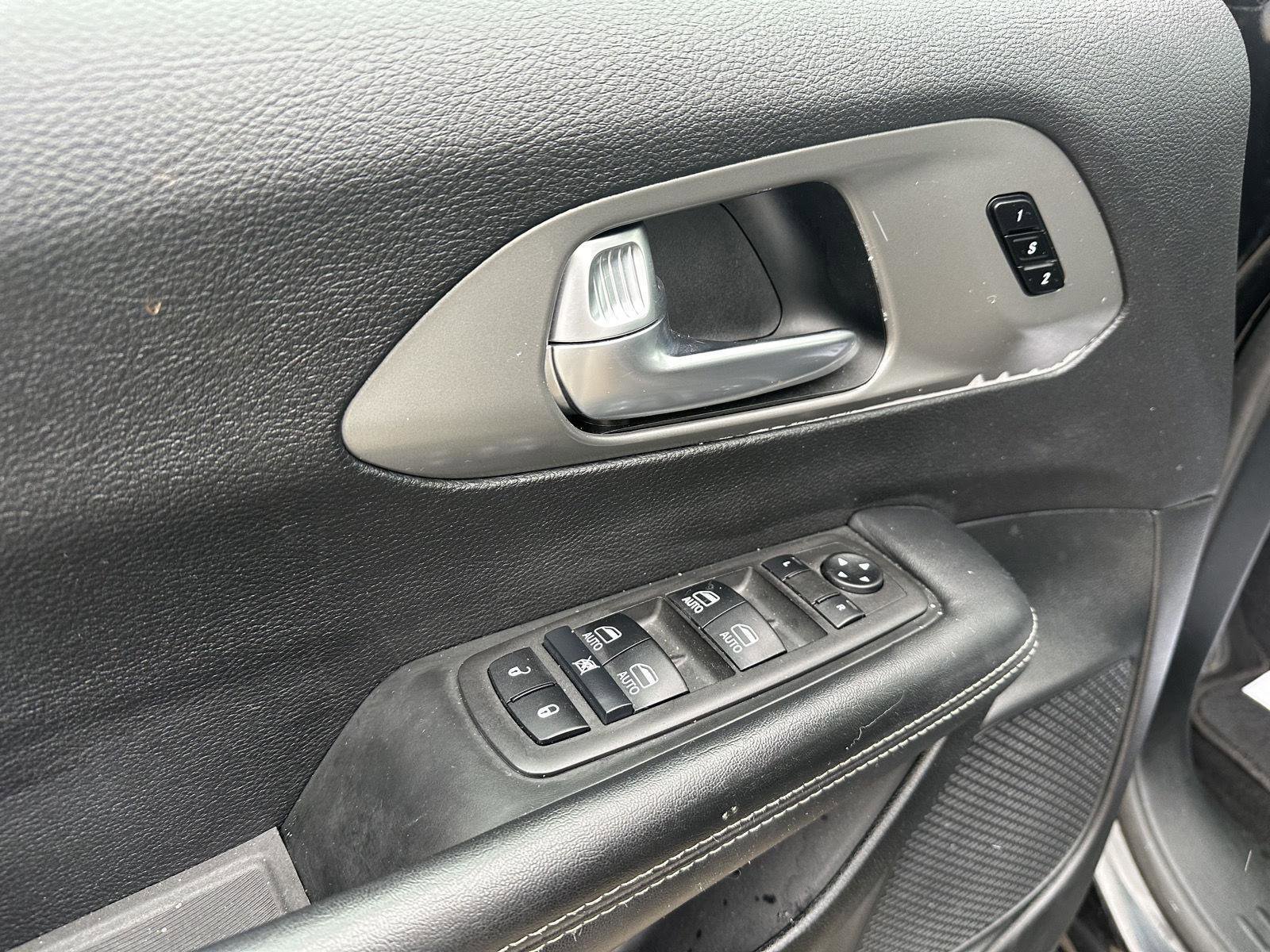 Used 2025 Chrysler Pacifica Select image 17