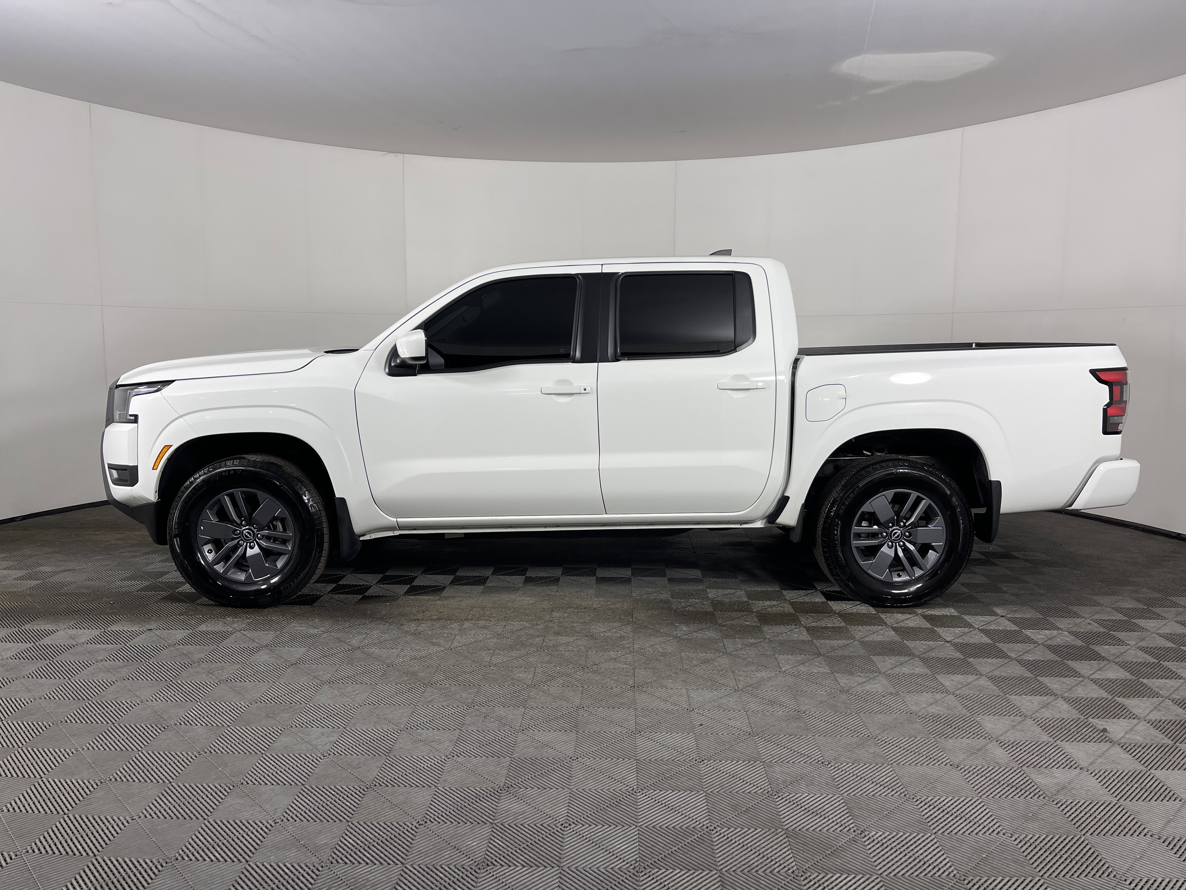 Used 2025 Nissan Frontier SV image 3