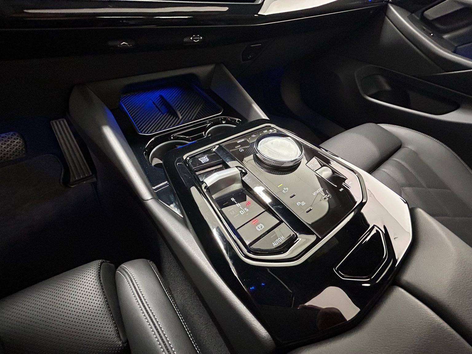 Used 2025 BMW 530i xDrive w/ Premium Package image 22