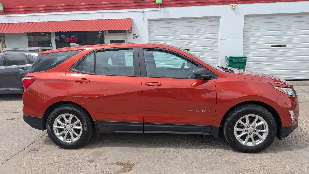 Used 2020 Chevrolet Equinox LS FWD image 2