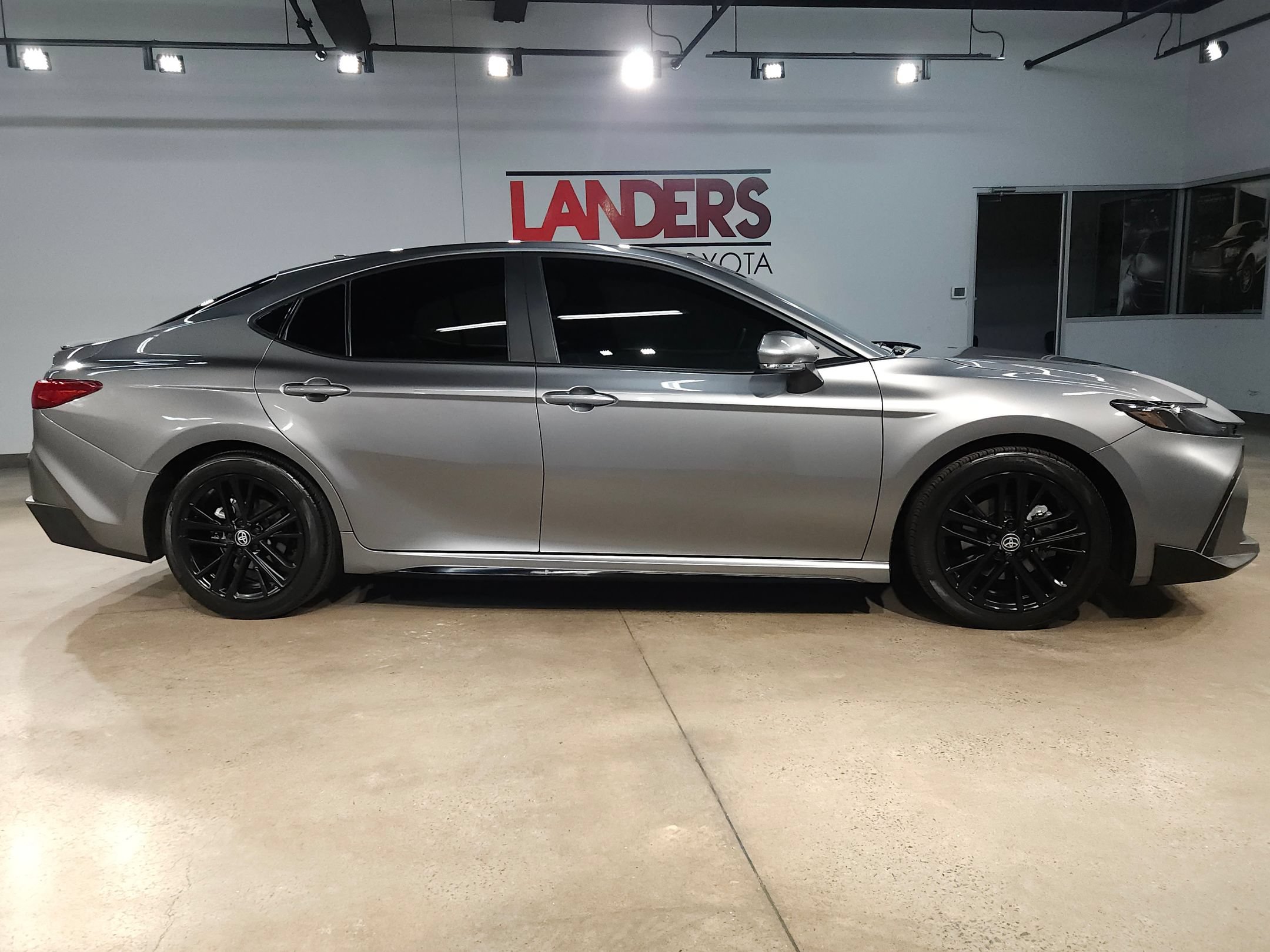 Used 2025 Toyota Camry SE FWD image 8