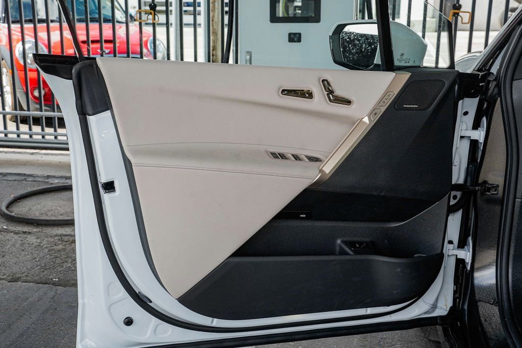Used 2025 BMW iX xDrive50 w/ Premium Package image 8