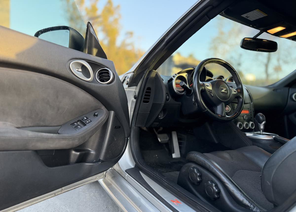 Used 2011 Nissan 370Z Touring w/ Sport Pkg image 17