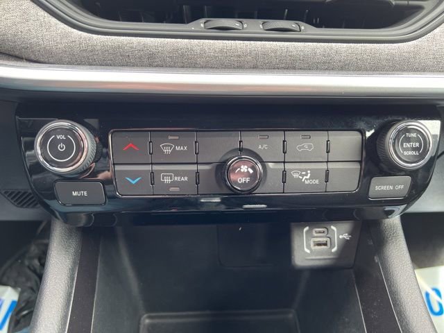 Used 2023 Jeep Compass Latitude image 25