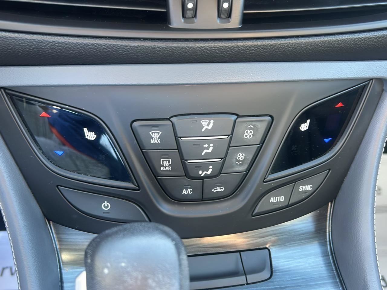 Used 2019 Buick Envision Essence FWD image 21