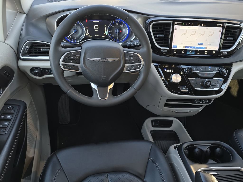 Used 2024 Chrysler Pacifica Touring-L image 6