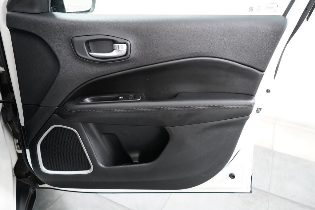 Used 2018 Jeep Compass Latitude FWD image 30