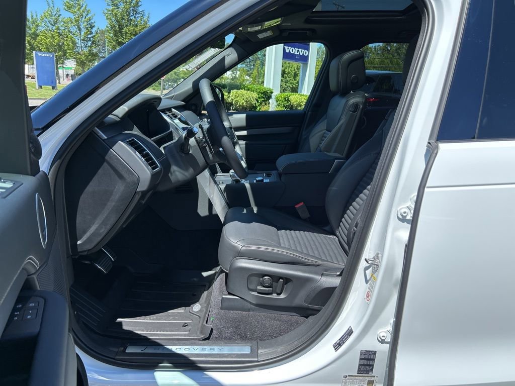 New 2025 Land Rover Discovery Dynamic SE image 4