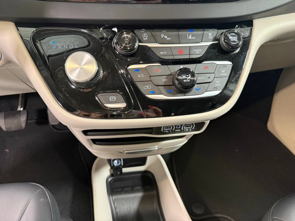 Used 2024 Chrysler Pacifica Touring-L FWD image 14