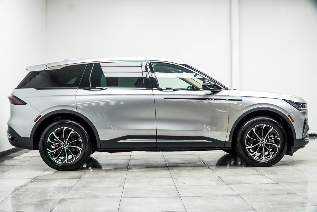 Used 2025 Lincoln Nautilus Premier AWD/4WD image 10