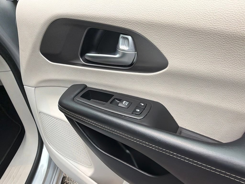 Used 2023 Chrysler Pacifica Touring-L FWD image 31