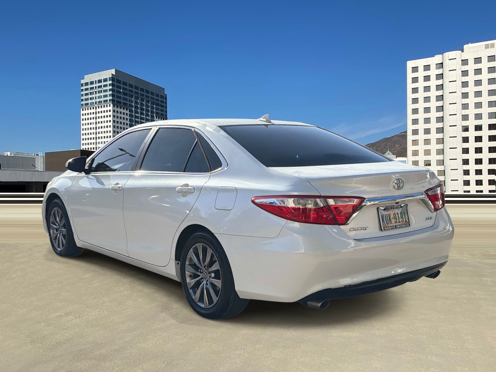 Used 2015 Toyota Camry XLE w/ Advanced Technology Package FWD image 3