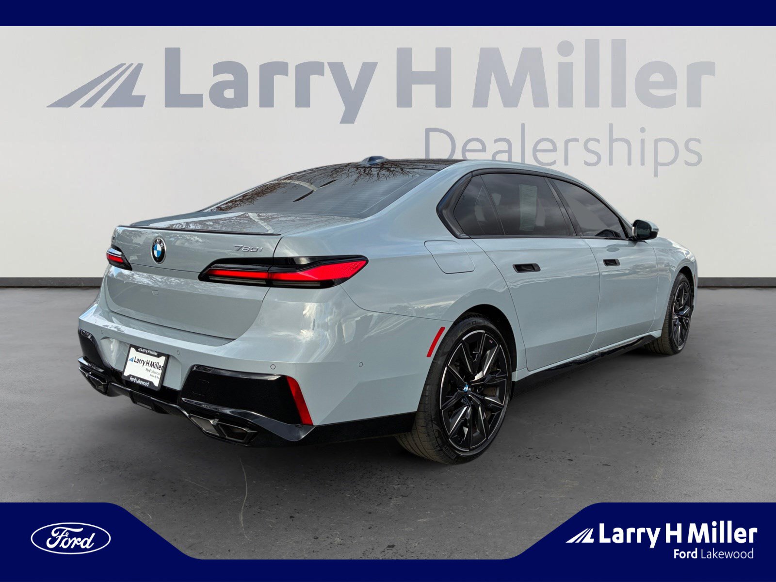 Used 2025 BMW 760i xDrive w/ Premium Package image 5