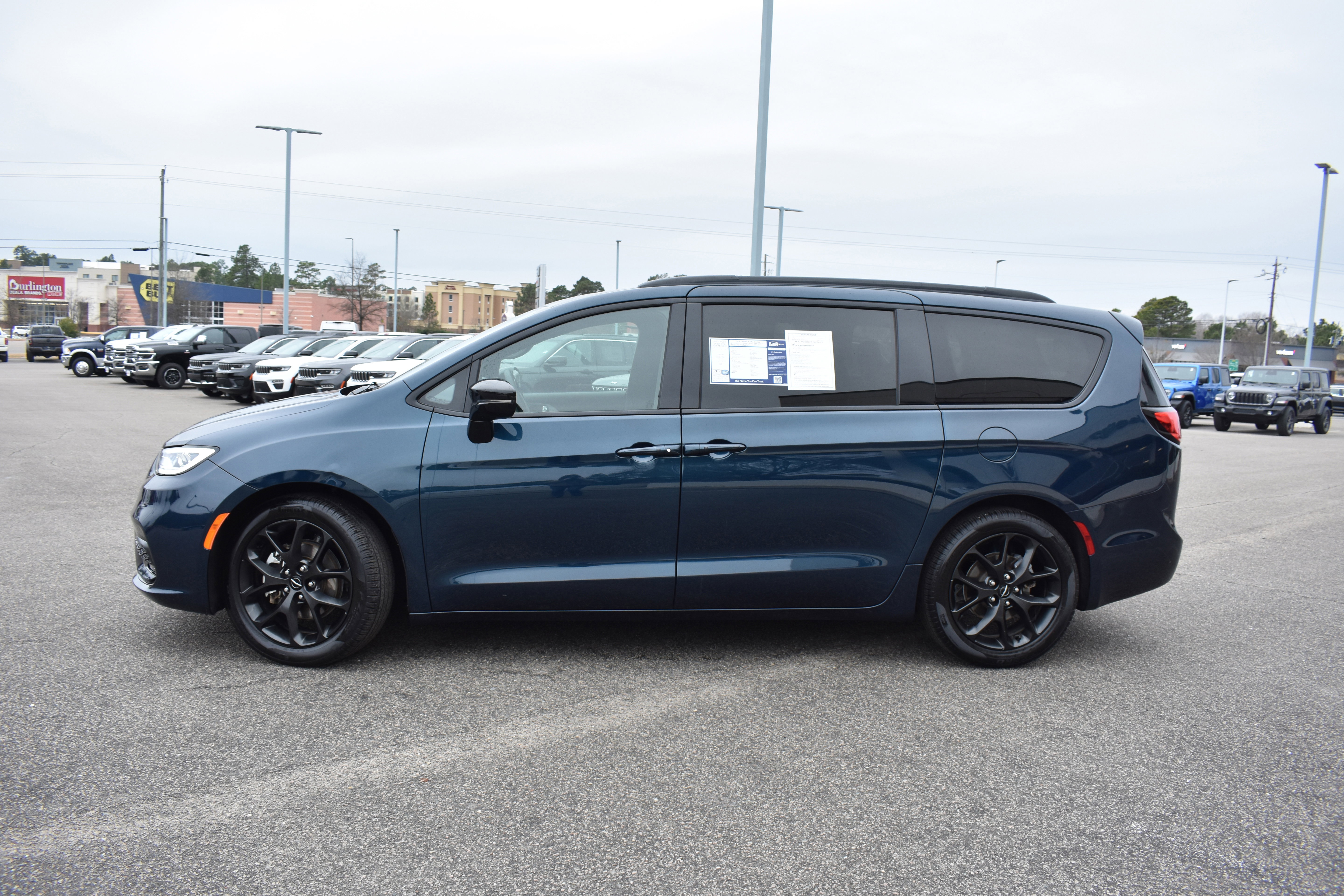Used 2025 Chrysler Pacifica Limited image 6