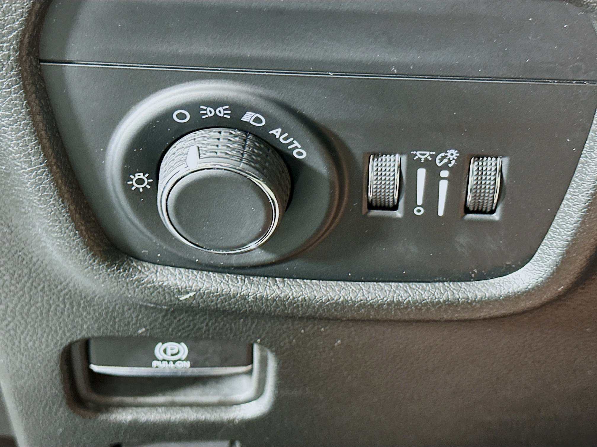 Used 2023 Jeep Grand Cherokee Laredo w/ Luxury Tech Group I RWD image 17