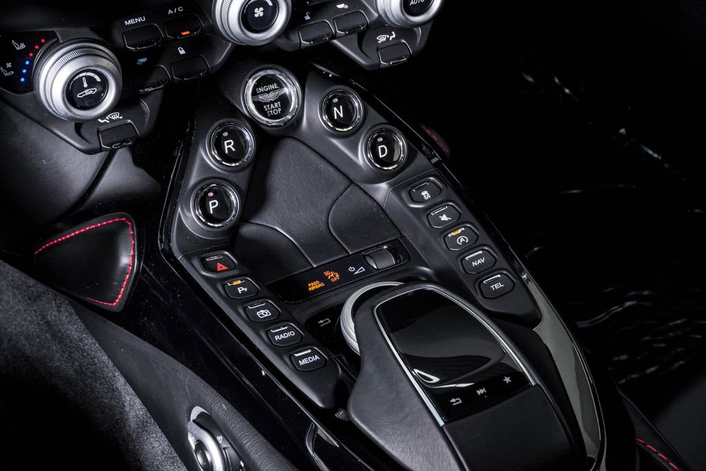 Used 2020 Aston Martin V8 Vantage Coupe image 30