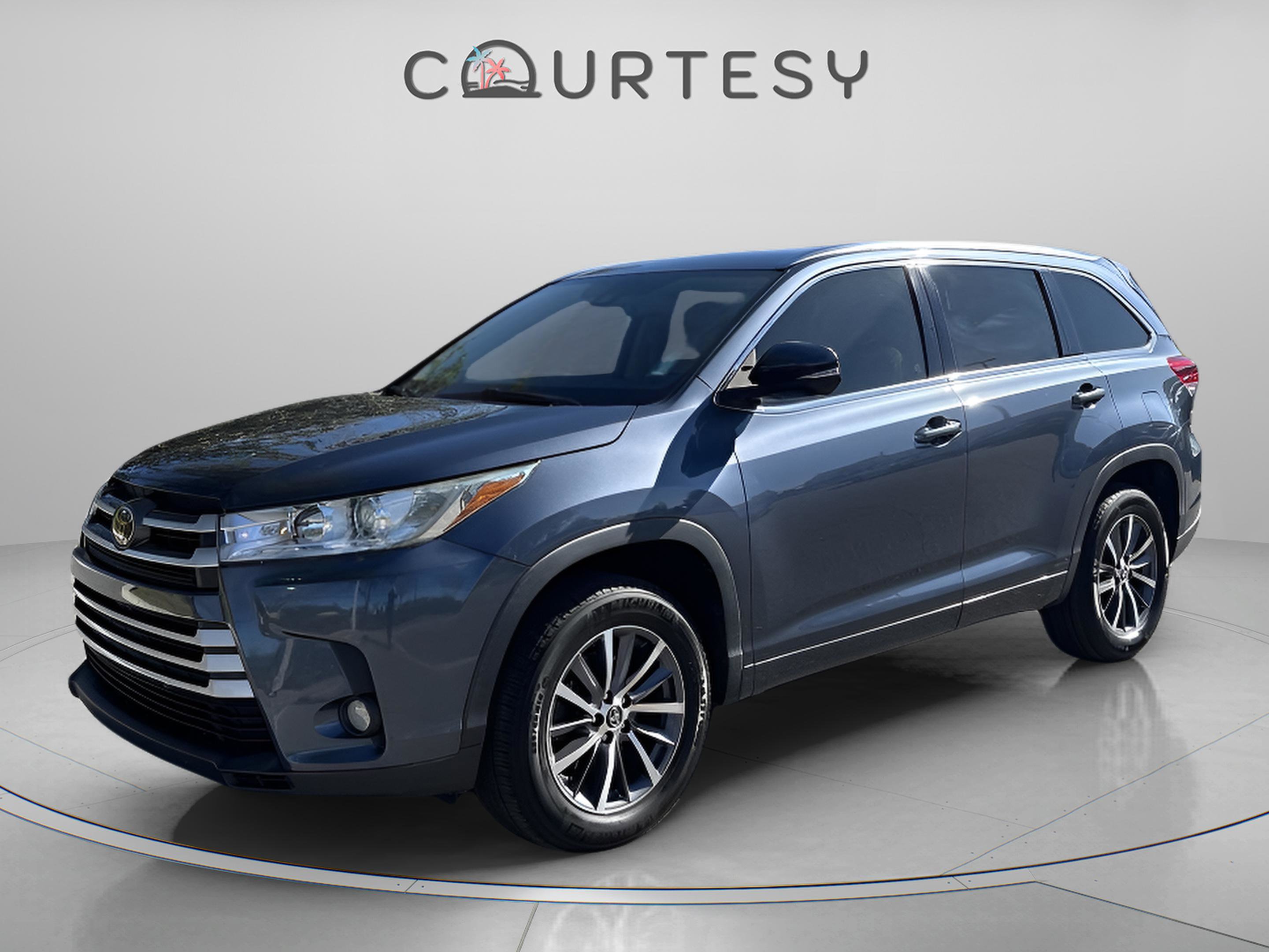 Used 2018 Toyota Highlander SE image 1