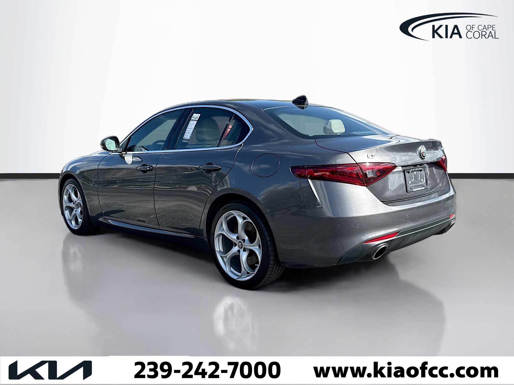 Used 2023 Alfa Romeo Giulia AWD w/ Quick Order Package 22X Lusso image 3