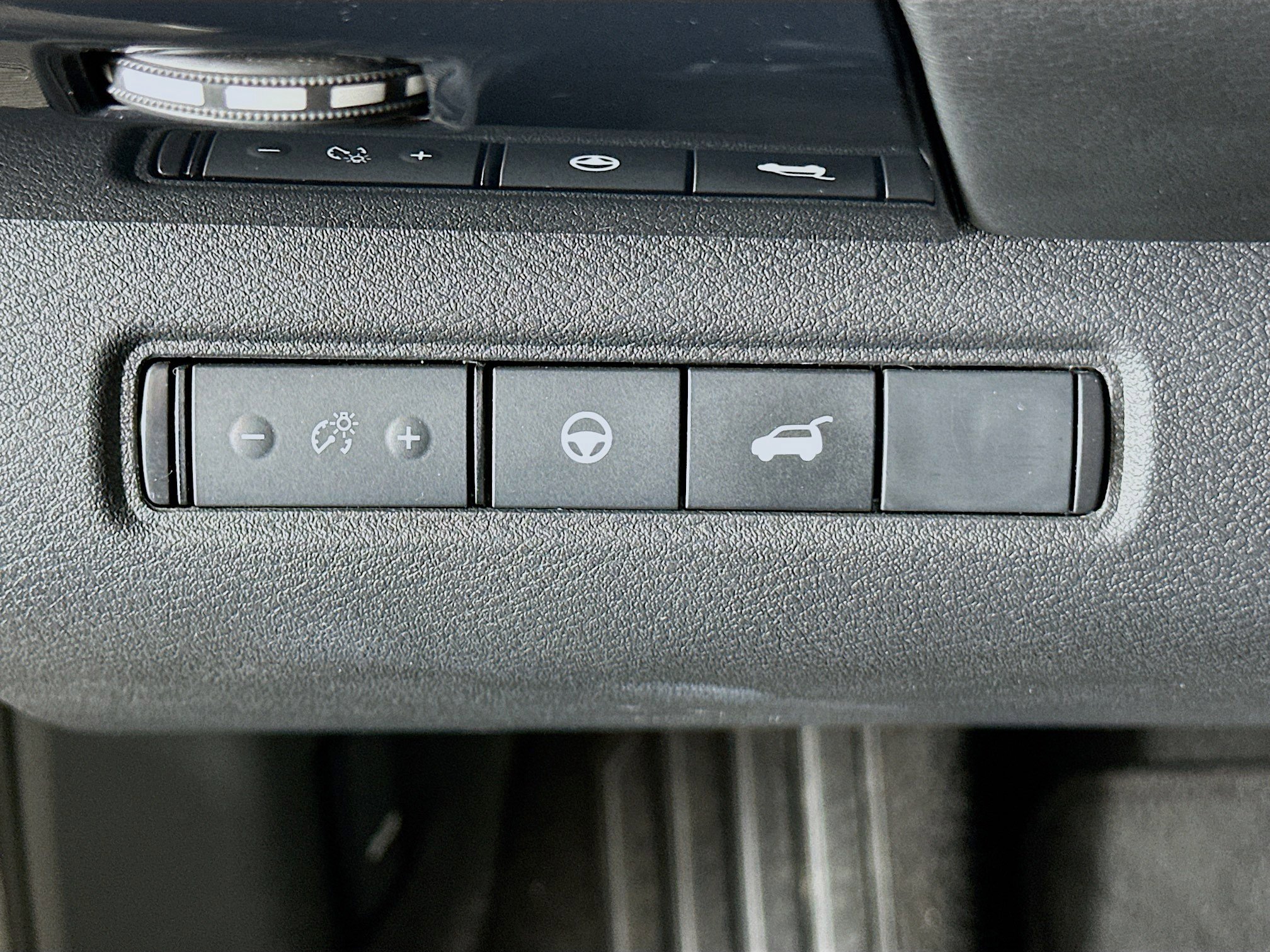 Used 2025 Nissan Pathfinder SV image 17