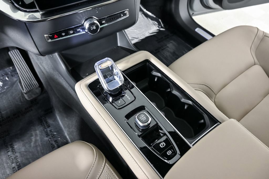 Certified 2026 Volvo XC90 B6 Plus w/ Protection Package Premier image 19