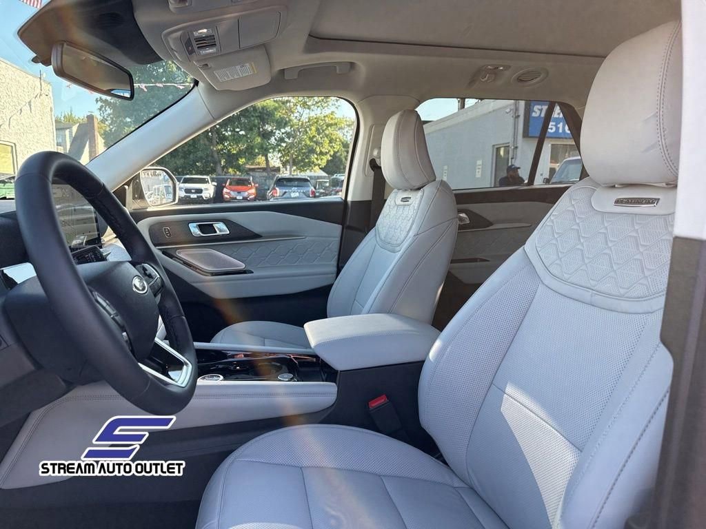 Used 2025 Ford Explorer Platinum w/ Ultimate Package image 12