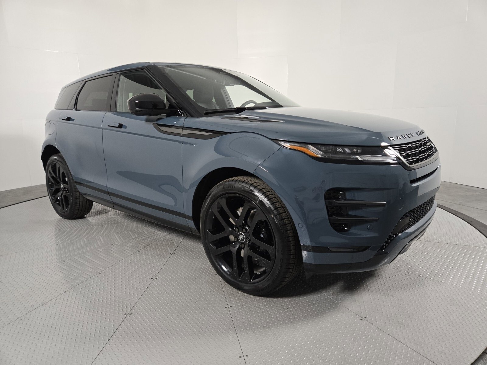 New 2026 Land Rover Range Rover Evoque Dynamic SE image 3