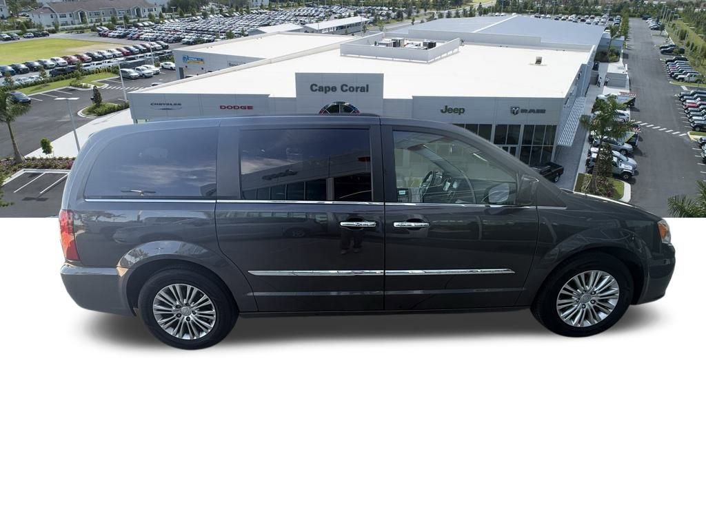 Used 2016 Chrysler Town & Country Touring w/ Driver Convenience Group image 4