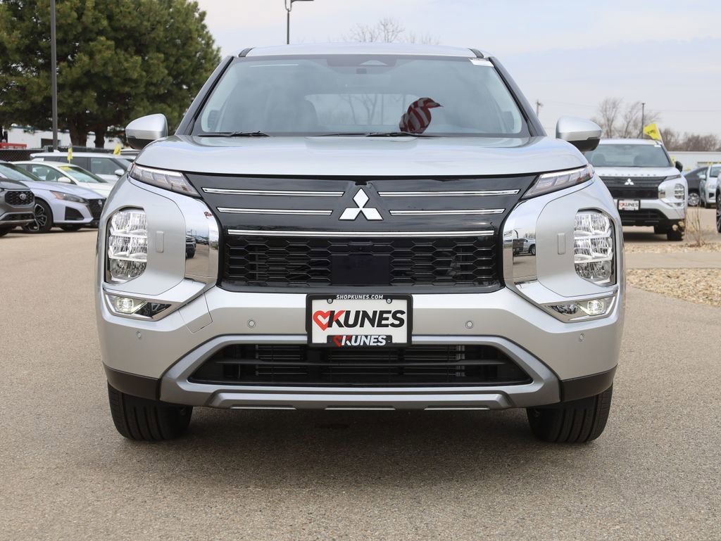 New 2025 Mitsubishi Outlander SE image 3