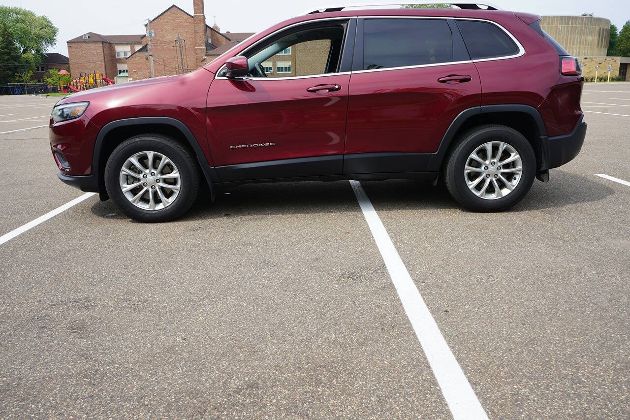 Used 2019 Jeep Cherokee Latitude w/ Cold Weather Group AWD/4WD image 4
