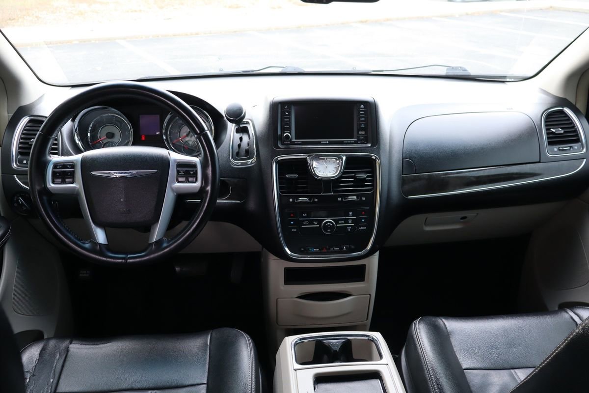 Used 2013 Chrysler Town & Country Touring image 15