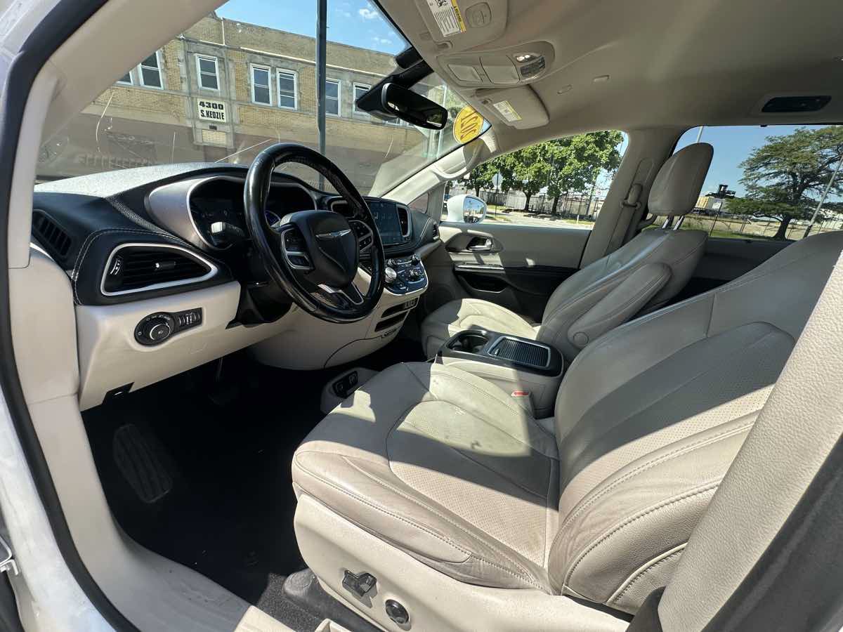 Used 2021 Chrysler Pacifica Touring-L FWD image 10