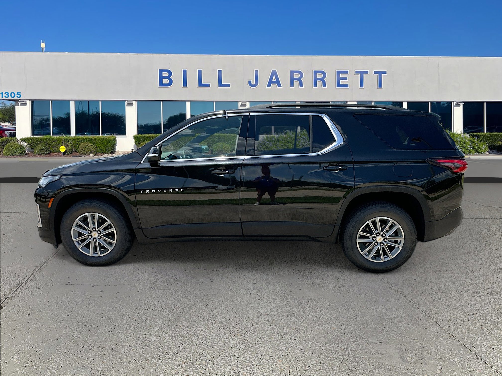 Used 2023 Chevrolet Traverse LT FWD image 4