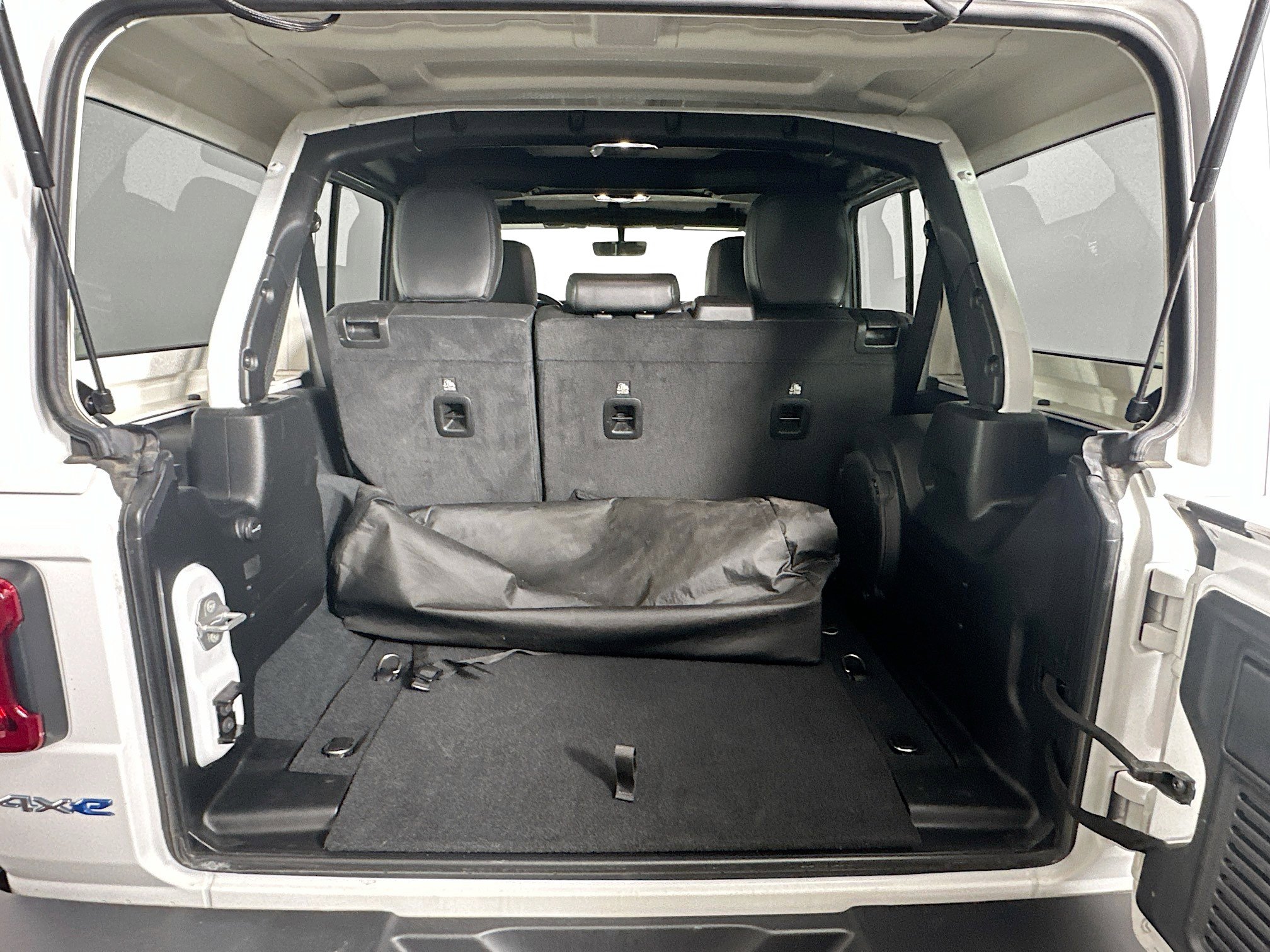 Used 2022 Jeep Wrangler Sahara w/ Cold Weather Group image 28