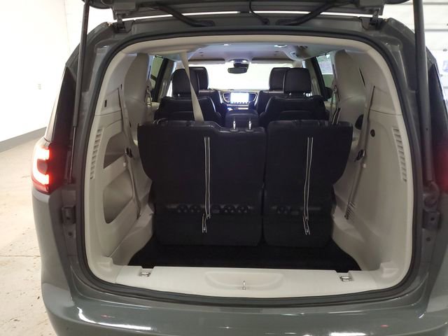 Used 2023 Chrysler Pacifica Touring-L FWD image 6