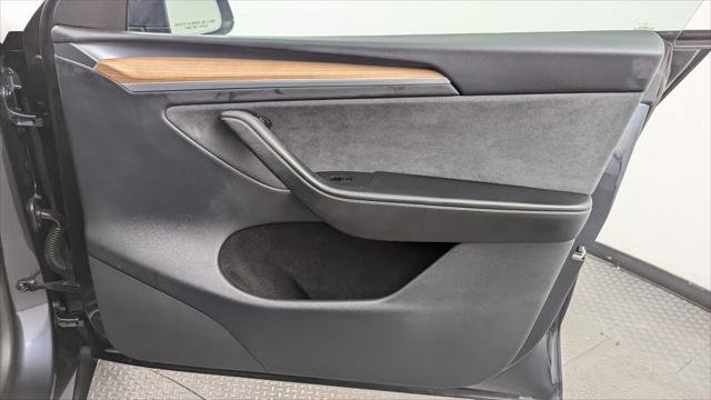 Used 2025 Tesla Model Y Long Range RWD image 19
