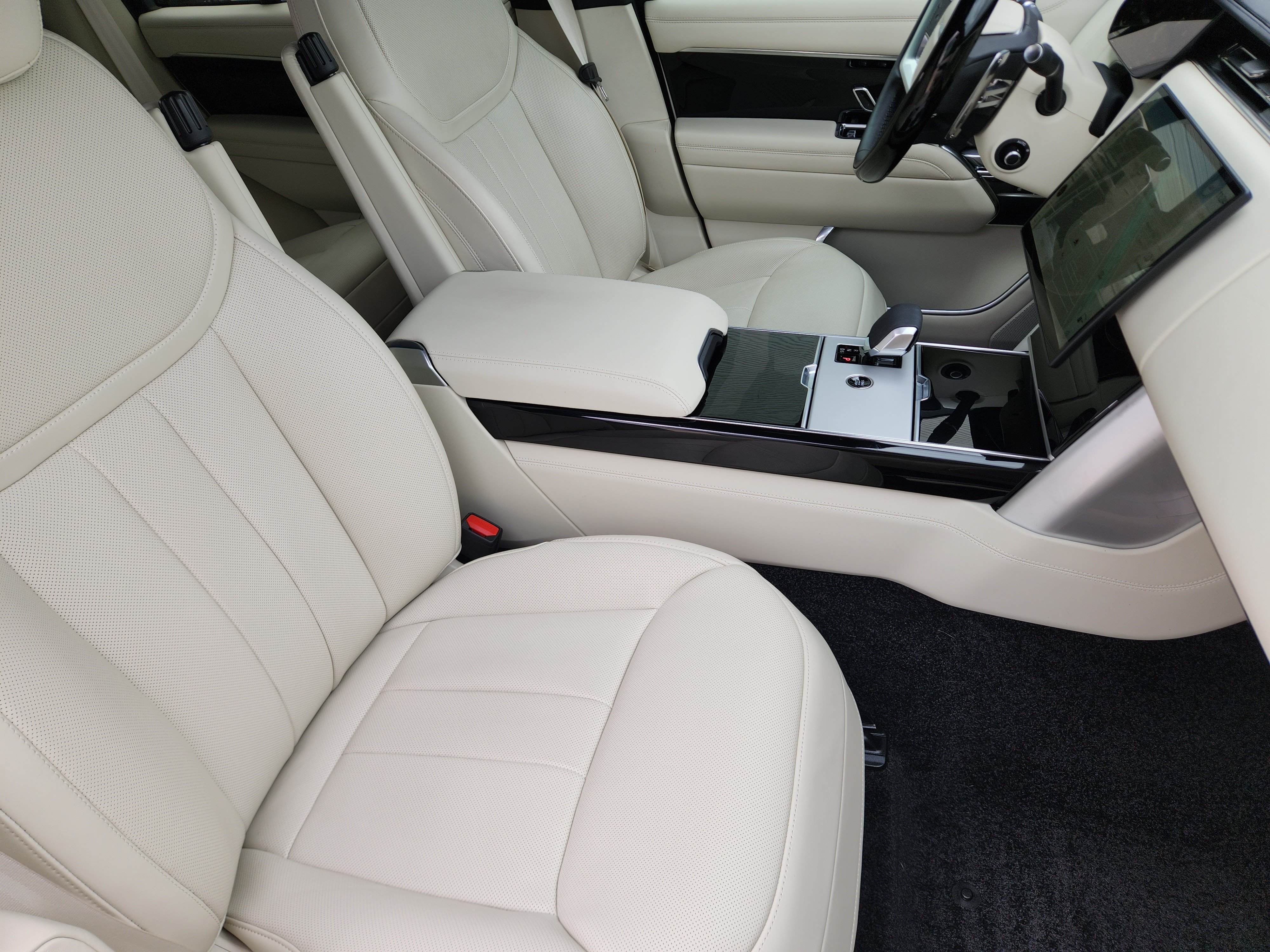 Certified 2025 Land Rover Range Rover SE AWD/4WD image 9