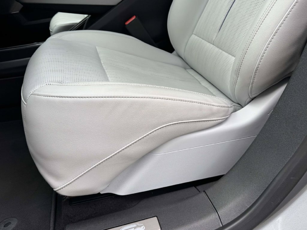 Certified 2024 Cadillac Lyriq Luxury AWD/4WD image 15